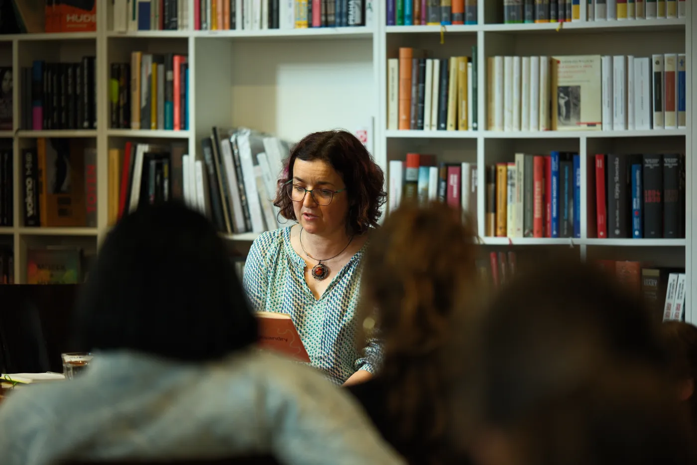 Lenka Kapsová čte z knihy Meandry před publikem