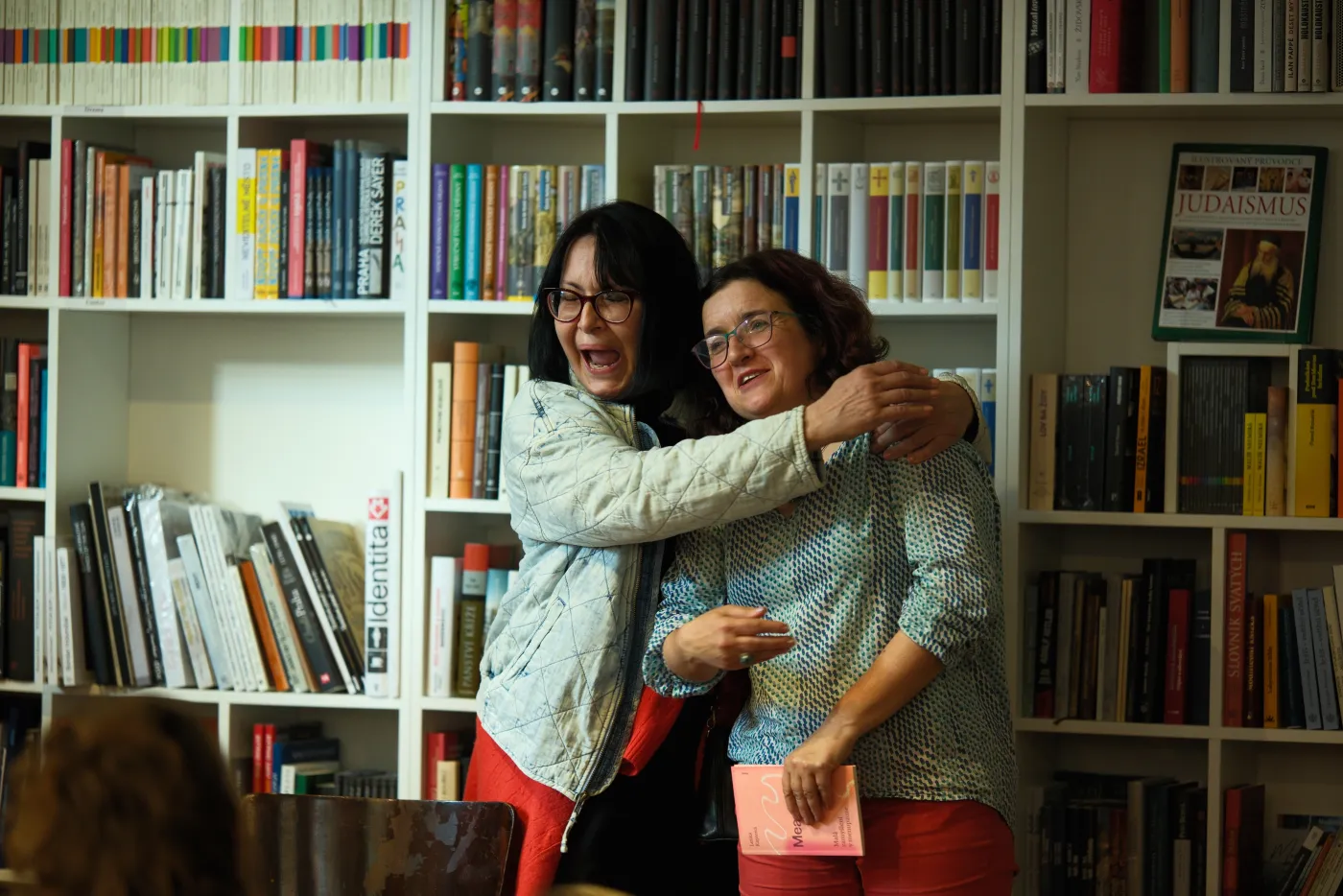 Lenka Kapsová se objímá s kamarádkou na křtu knihy Meandry