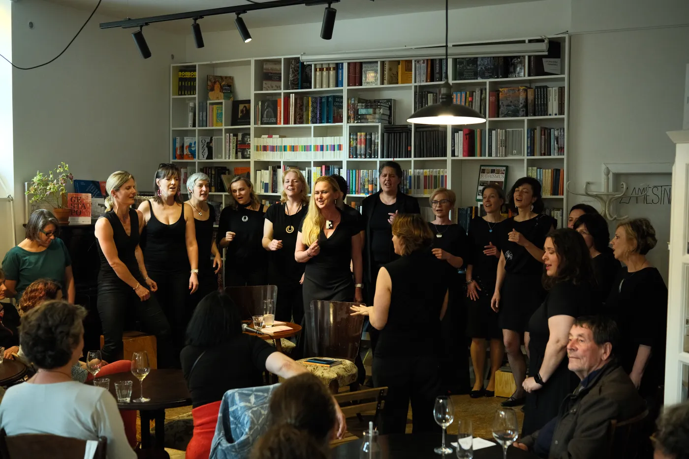 Ženský sbor zpívá na křtu knihy Meandry v Božské lahvici