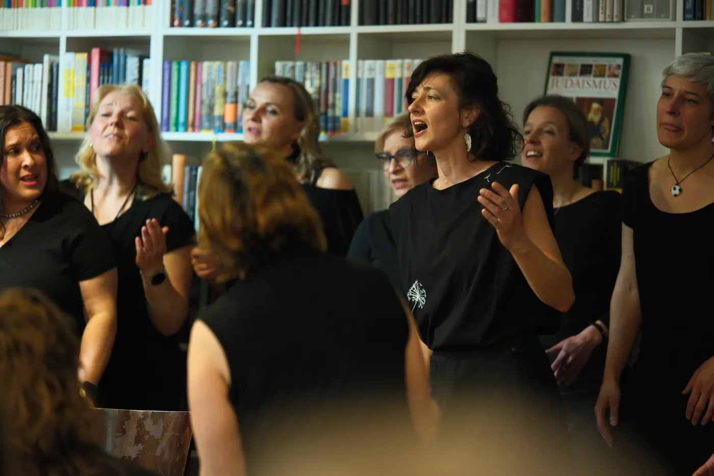 Detail zpěvaček sboru na křtu knihy Meandry